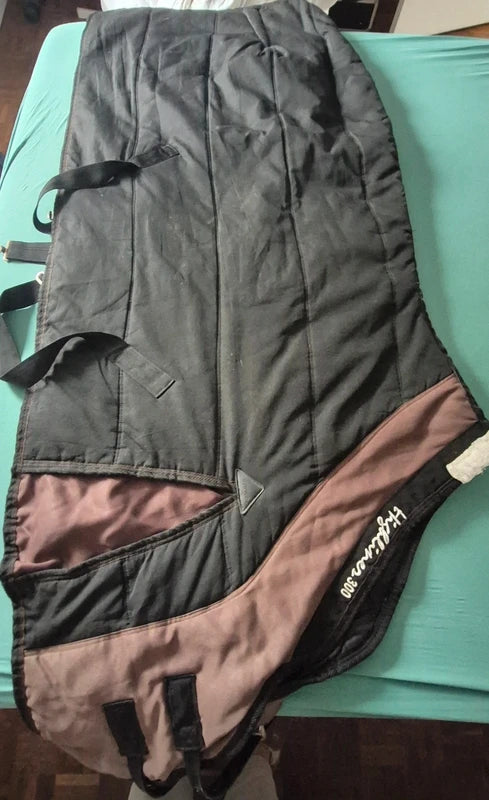 Couverture d'écurie pour cheval Harry's Horse Highliner 300g